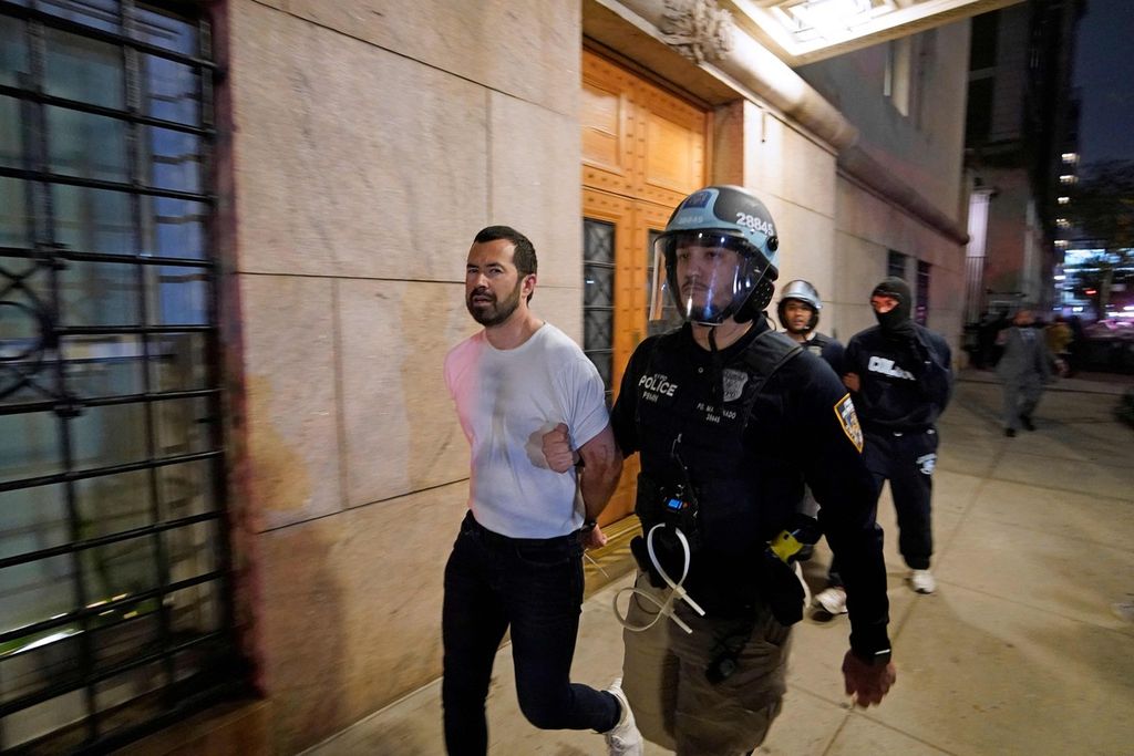 Polisi menangkap pengunjuk rasa di Columbia University, New York, Amerika Serikat, pada Selasa (30/4/2024) malam.