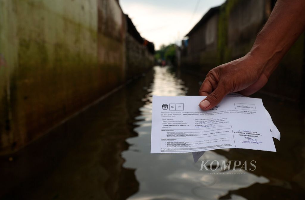 Warga memperlihatkan undangan Pemilu 2024 yang sempat ditunda karena banjir melanda permukiman selama tiga pekan di Desa Wonorejo, Kecamatan Karanganyar, Demak, Jawa Tengah, Sabtu (24/2/2024). 