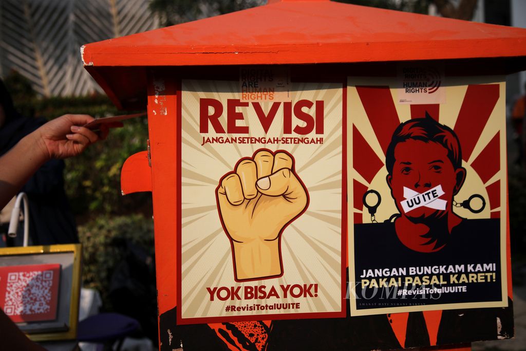Masyarakat menyuarakan dan mendukung aksi Paguyuban Korban Kriminalisasi UU ITE (Paku ITE) di Jakarta, Minggu (28/5/2023). 