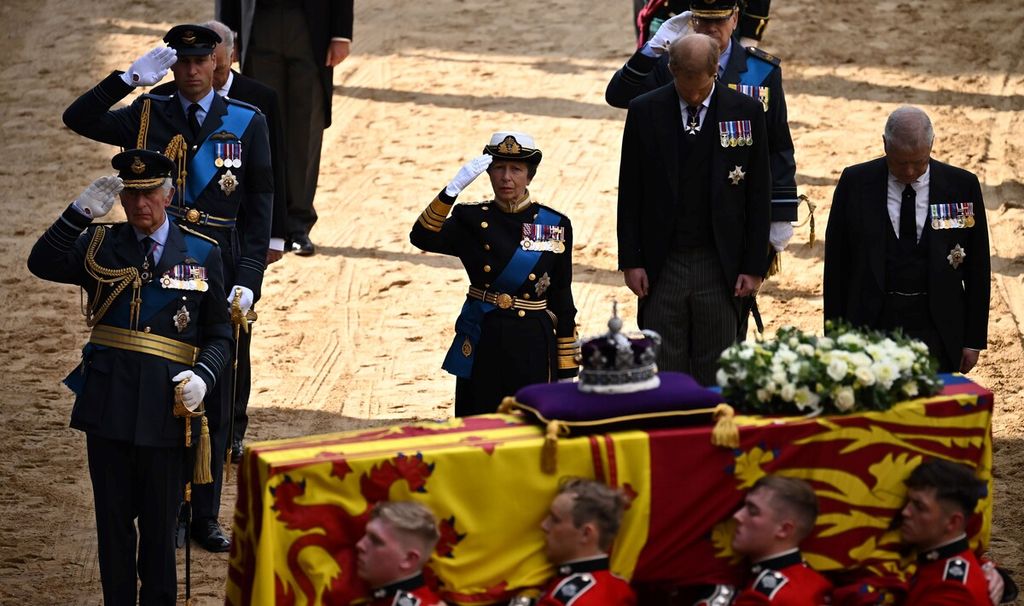 Raja Inggris Charles III, Pangeran William, dan Putri Anne memberi hormat bersama Pangeran Andrew ketika peti jenazah Ratu Elizabeth II dibawa ke Istana Westminster usai prosesi dari Istana Buckingham, Rabu (14/9/2022). 