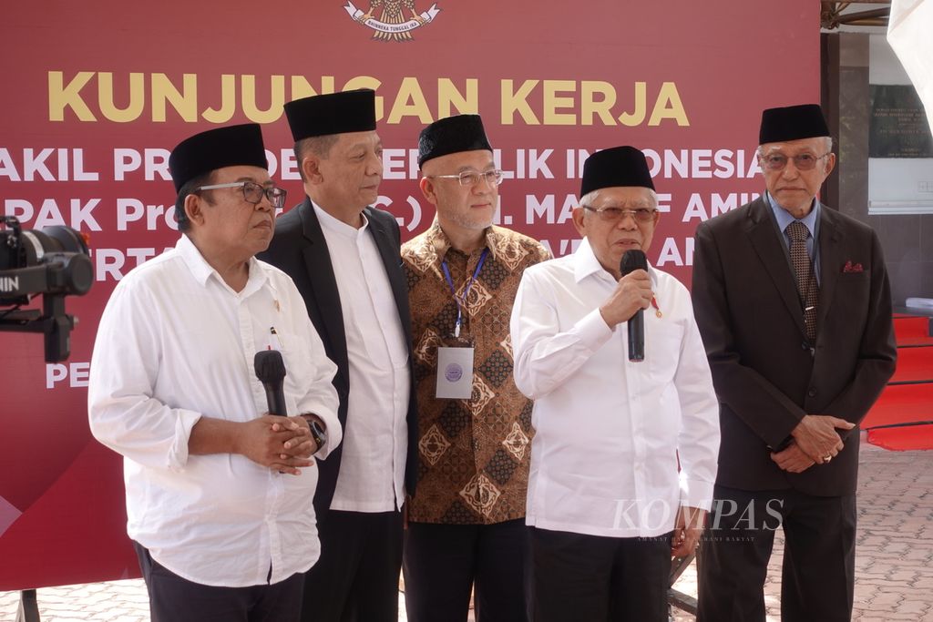 Wakil Presiden Ma'ruf Amin saat menjawab pertanyaan media pada sesi keterangan pers seusai acara pengukuhan Komite Daerah Ekonomi dan Keuangan Syariah (KDEKS) Provinsi Nanggroe Aceh Darussalam di Banda Aceh, Kamis (7/9/2023).