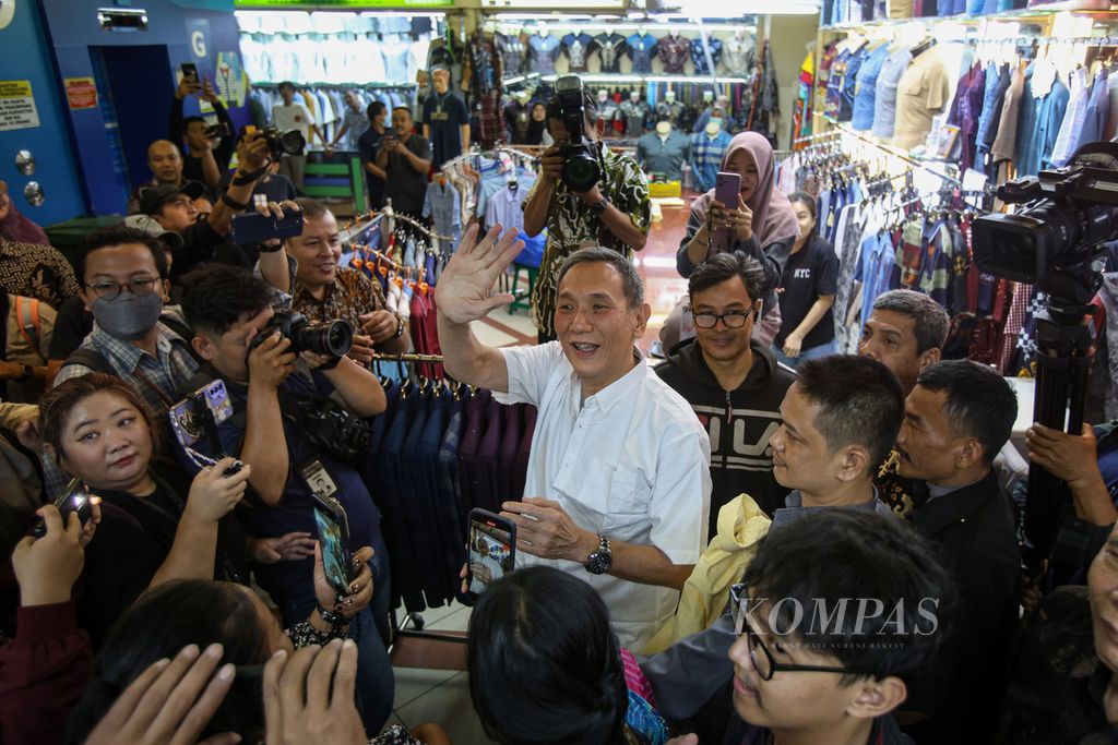 Bakal calon gubernur/wakil gubernur Jakarta dari Partai Golkar, Jusuf Hamka, menyapa warga di Pasar Tanah Abang Blok A, Jakarta, Kamis (1/8/2024). 