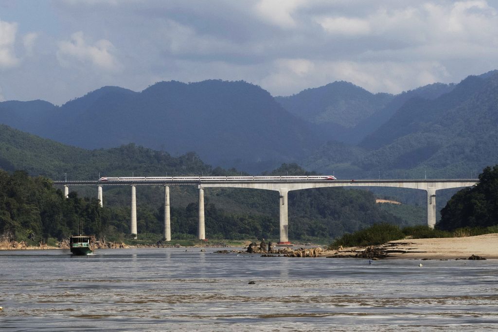 Kereta cepat China-Laos melintas di Luang Prabang, Laos, pada Desember 2023. China mendorong proyek kereta cepat di Thailand segera diselesaikan.
