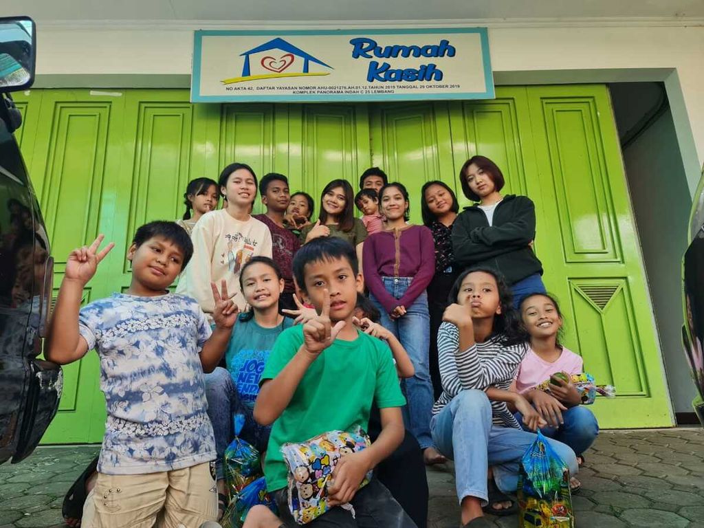 Anak-anak Panti Asuhan Rumah Kasih, Lembang, Jawa Barat, berfoto bersama di depan panti asuhan, Sabtu (29/10/2022). Mereka berasal dari sejumlah daerah dengan latar belakang keluarga berbeda. Kesamaan mereka adalah mayoritas dari mereka dari keluarga miskin.