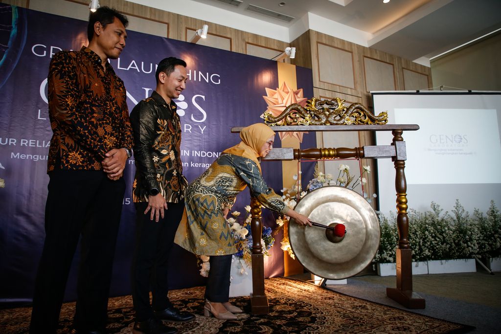 Direktur Genos Laboratory Windy Joanmawanti (kanan) menabuh gong saat meresmikan peluncuran Genos Laboratory didampingi <i>co-founder</i> Genos Laboratory, Agung Suradiyo (kiri) dan Heince Santoso (tengah), di Hotel Mercure, Pantai Indah Kapuk, Jakarta, Kamis (15/6/2023). 