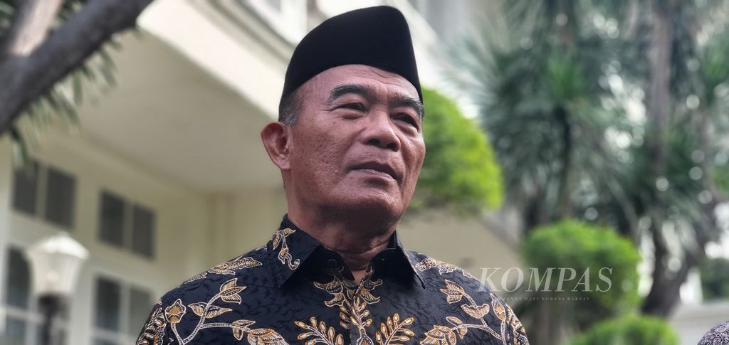 Coordinating Minister for Human Development and Culture, Muhadjir Effendy, gave a statement to journalists after meeting with Vice President Maruf Amin at the VP's official residence in Jakarta on Wednesday (17/4/2024).