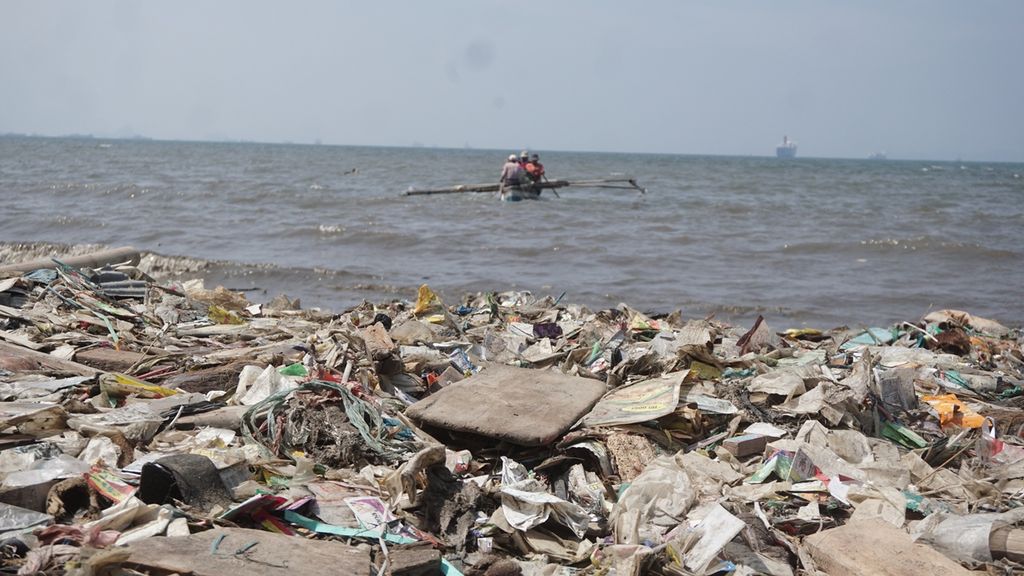 Nelayan melaut di antara tumpukan sampah di kawasan pesisir Kelurahan Sukaraja, Kecamatan Bumiwaras, Kota Bandar Lampung, Lampung, Jumat (13/9/2019). Banyaknya sampah plastik yang berasal dari rumah tangga ini berdampak pada menurunnya hasil tangkapan nelayan.