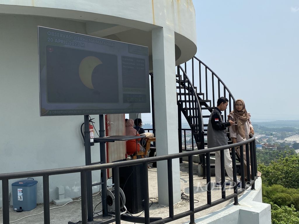 Warga mengikuti pengamatan dan observasi gerhana matahari yang dilakukan di Planetarium dan Observatorium UIN Walisongo, Semarang, Jawa Tengah, Kamis (20/4/2023). Dari Semarang, gerhana matahari yang terjadi merupakan gerhana parsial atau sebagian dengan magnitudo 49. 