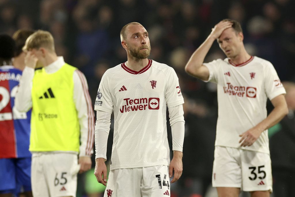 Para pemain Manchester United (kiri ke kanan), Toby Collyer, Christian Eriksen, dan Jonny Evans, tampak lesu seusai dikalahkan Crystal Palace pada laga Liga Inggris di Stadion Selhurst Park, London, Inggris, Selasa (7/5/2024) dini hari WIB. MU telah kebobolan 81 gol di semua kompetisi musim ini.