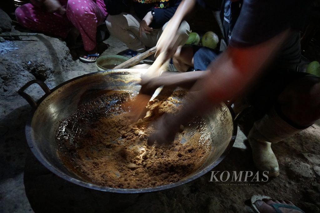 Adonan kental nira diaduk menjadi gula semut, Selasa (19/7/2022), di pondok milik petani aren di Desa Tapa Aog, Lolayan, Bolaang Mongondow, Sulawesi Utara.