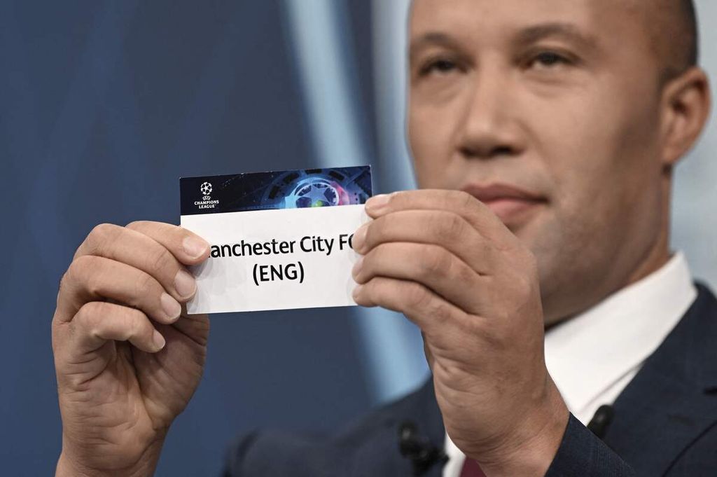 Utusan Liga Champions Eropa Mikael Silvestre mengangkat nama Manchester City pada undian perempat final, semifinal, dan final  Liga Champions 2022 di Markas UEFA di Nyon, Swiss, 18 Maret 2022. 