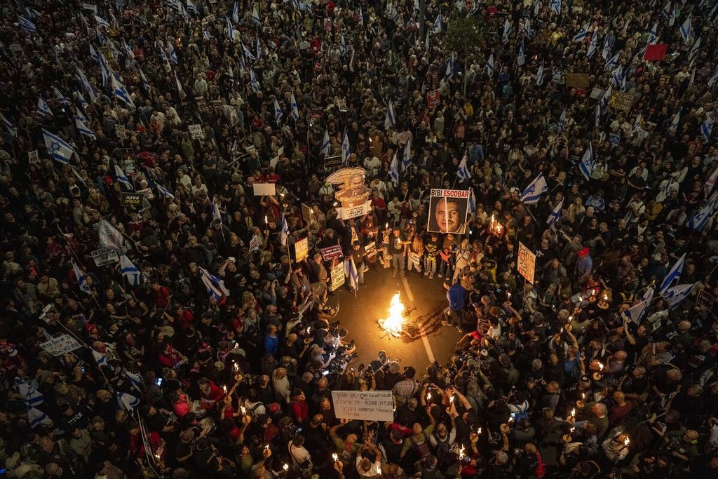 Ribuan orang berunjuk rasa di Tel Aviv, Israel, Sabtu (6/4/2024) malam waktu setempat atau Mingggu (7/4/2024), sebagai protes terhadap Perdana Menteri Israel Benjamin Netanyahu yang gagal membebaskan sandera di Gaza.