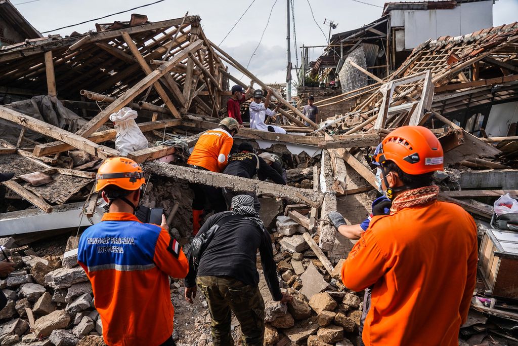 Petugas SAR membantu warga mencari korban yang diduga tertimbun reruntuhan rumah akibat gempa di Kampung Selaerih, Desa Benjot, Kecamatan Cugenang, Kabupaten Cianjur, Jawa Barat, Selasa (22/11/2022).