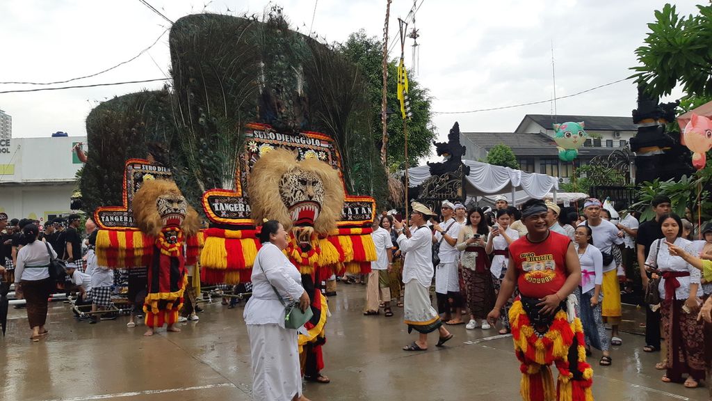  Para seniman reog bersiap mengikuti pawai budaya di Pura Parahyangan Jagat Guru, Serpong, Banten, Minggu (10/3/2024). Upacara Tawur Kesanga menyambut Nyepi melibatkan pawai lintas agama dan budaya.