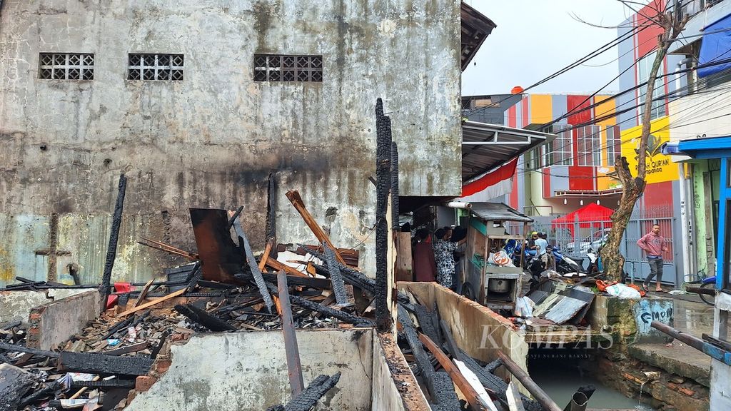 Sisa-sisa kebakaran Pasar Budhi Dharma di Kelurahan Kota Bambu Utara, Kecamatan Palmerah, Jakarta Barat, Minggu (17/3/2024).