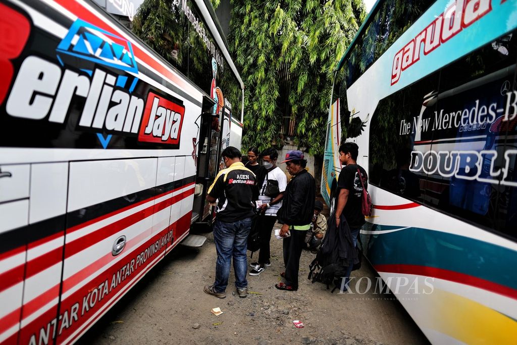 Petugas mengecek tiket calon penumpang sebelum naik bus antarkota antarpropinsi yang akan membawanya pulang ke kampung halaman di terminal bayangan Pondok Pinang, Jakarta Selatan, Rabu (20/4/2022). 