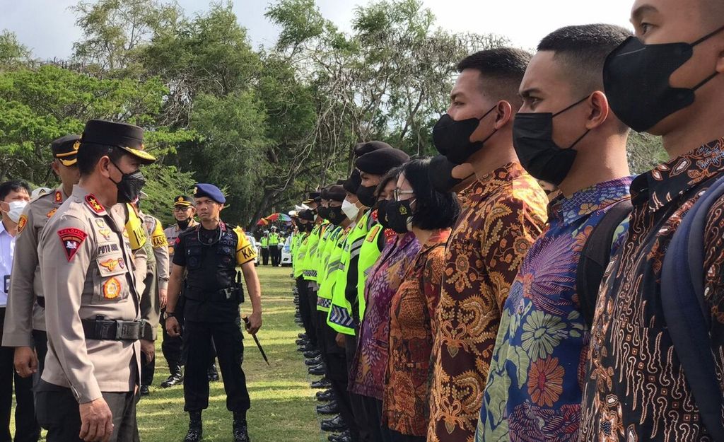 Kepala Polda Bali Inspektur Jenderal Putu Jayan Danu Putra (kiri) memeriksa personel dalam apel gelar pasukan Operasi Gapura Agung VIII 2022 di Nusa Dua, Badung, Senin (22/8/2022). Operasi Gapura Agung VIII 2022 digelar dalam rangka pengamanan acara sampingan KTT G20 di Bali. 