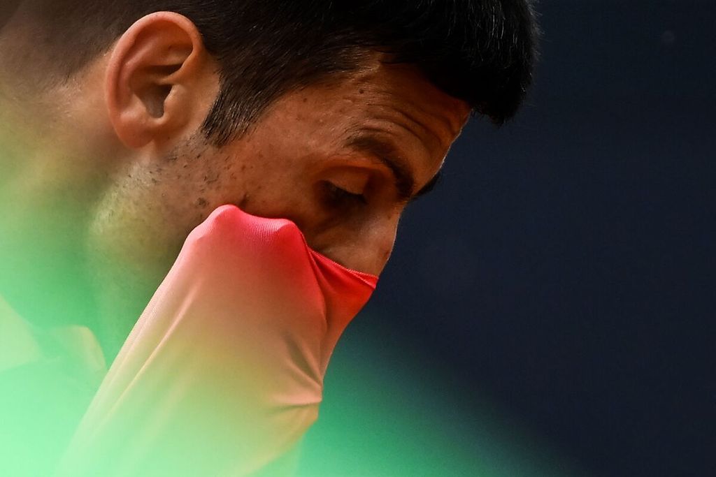 Petenis Serbia, Novak Djokovic, menyeka keringat di tengah pertandingan perempat final ATP Masters 1000 Roma melawan petenis Denmark, Holger Rune, di Foro Italico, Roma, Italia<i>, </i>Rabu (17/5/2023). Djokovic optimistis dapat meraih hasil yang baik dalam Grand Slam Perancis Terbuka 2023. 