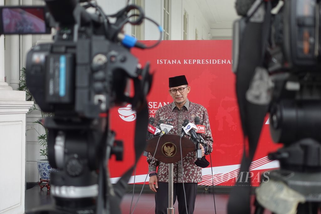 Menteri Pariwisata dan Ekonomi Kreatif Sandiaga Uno memberikan keterangan pers di Kompleks Istana Kepresidenan, Jakarta, Kamis (13/7/2023).