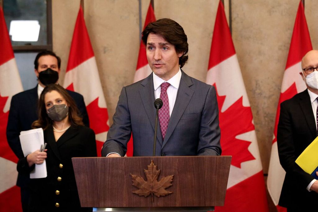 Perdana Menteri Kanada Justin Trudeau (tengah) berkomentar tentang unjuk rasa para sopir truk dalam konferensi pers di Parliament Hill, Ottawa, Kanada, Senin (14/2/2022).