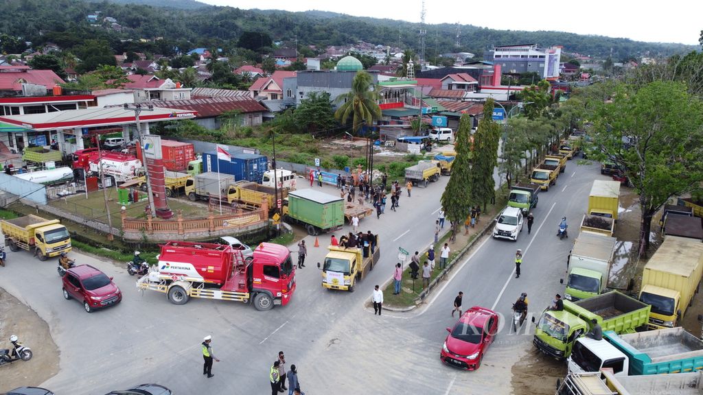 Ratusan sopir truk di Kendari, Sulawesi Tenggara, berunjuk rasa memprotes dugaan permainan solar subsidi di SPBU, Senin (1/8/2022). Mereka kesulitan untuk membeli solar karena adanya dugaan penimbunan, hingga pungutan liar. Aparat dan pemerintah diminta untuk menindak tegas pelaku penimbunan di SPBU di wilayah ini.