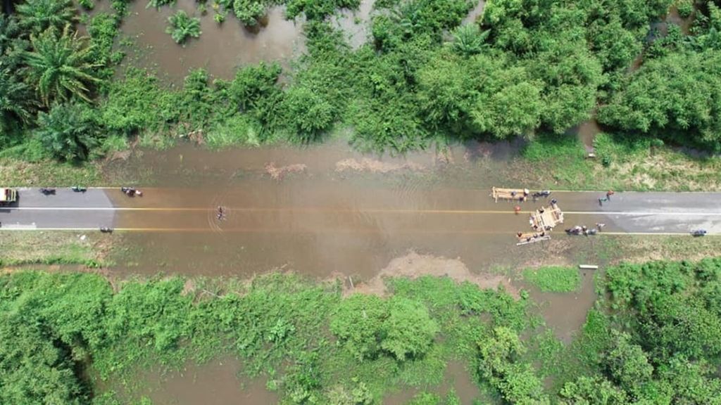 Banjir melanda sejumlah wilayah di Kalteng. Jalan Trans-Kalimantan dari Lamandau ke Nanga Tayap, Kalimantan Barat, pun sempat terputus karena banjir yang melanda sejak Minggu (28/4/2019) sampai Senin (29/4/2019).