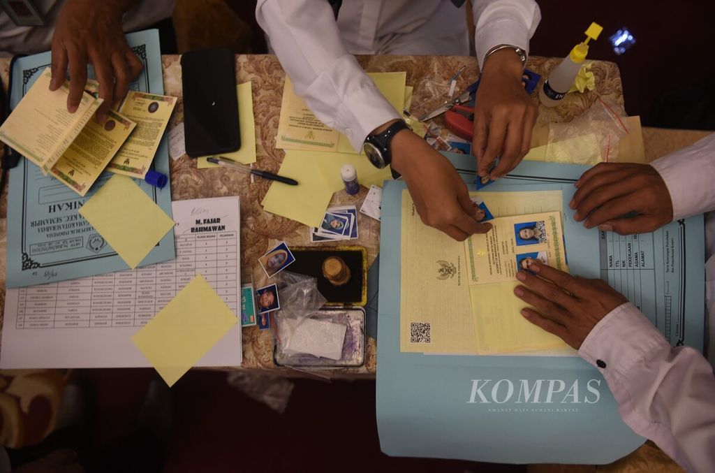 Petugas menyiapkan buku nikah saat acara sidang isbat nikah massal di Empire Palace, Kota Surabaya, Jawa Timur.