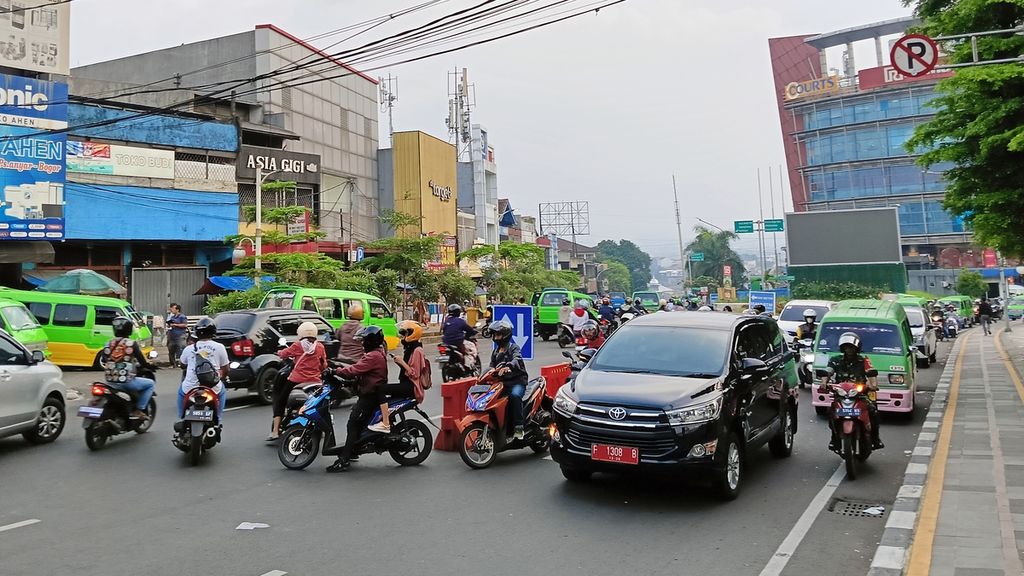 Ketiadaan petugas di putaran balik di sekitar Bogor Trade Mall menyebabkan kendaraan melambat, Rabu (10/5/2023) sore.