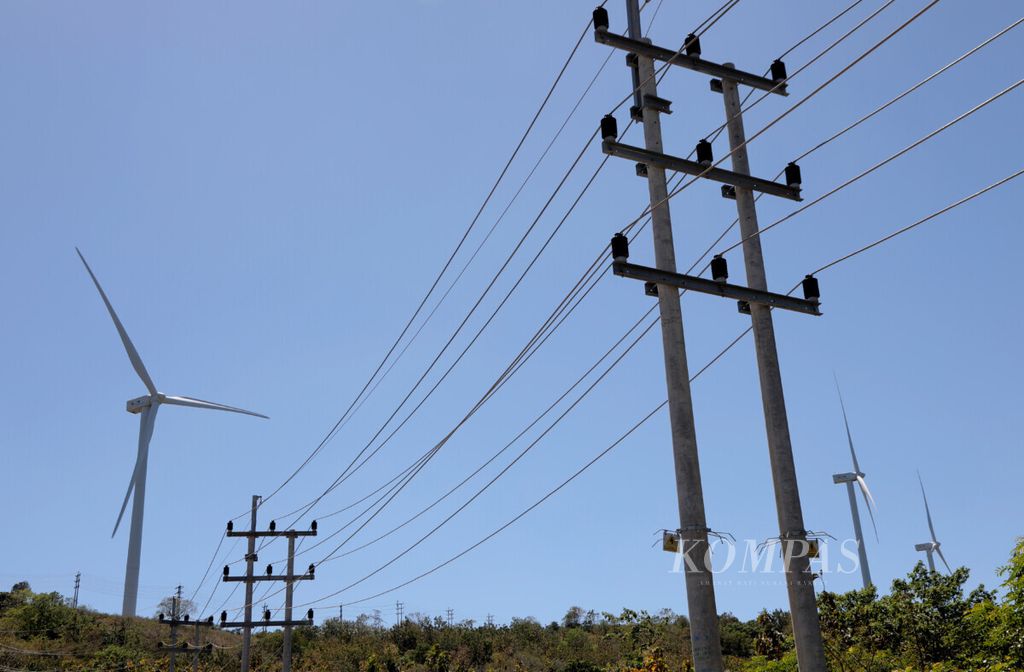 Sejumlah turbin Pembangkit Listrik Tenaga Bayu Sidrap terlihat di salah satu dari tiga bukit di Desa Mattirosi dan Desa Lainungan, Kecamatan Watang Pulu, Kabupaten Sidenreng Rappang, Sulawesi Selatan, Senin (22/7/2019). Pembangkit dengan kapasitas total sebesar 75 MW ini terdiri dari 30 turbin yang masing-masing berkapasitas 2,5 MW. Pembangkit tenaga bayu komersial pertama di Indonesia ini dibangun dengan biaya sekitar 150 juta dollar AS. Bulan ini, Juli 2019, pembangkit ini genap setahun memasok kebutuhan listrik untuk masyarakat.