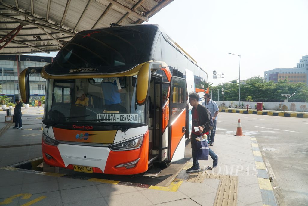 Penumpang masuk ke bus di sekitar pintu keberangkatan Terminal Terpadu Pulo Gebang, Jakarta Timur, Sabtu (16/12/2023). Jumlah penumpang di terminal ini relatif normal pada sembilan hari menjelang Natal. 