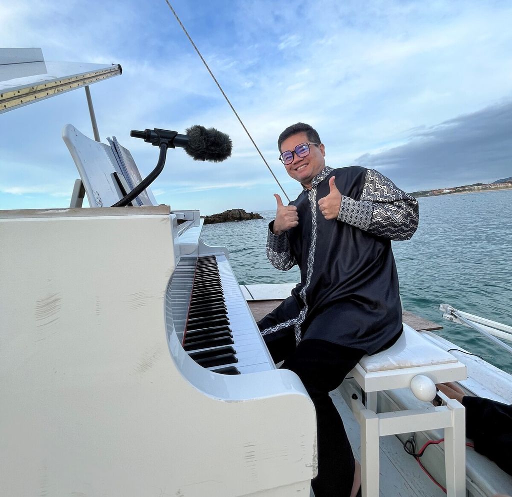 Pianis Ananda Sukarlan pada konser di atas perahu di teluk Cantabria di kota Playa el Sable, Cantabria, Spanyol, 2-3 Juli 2022.