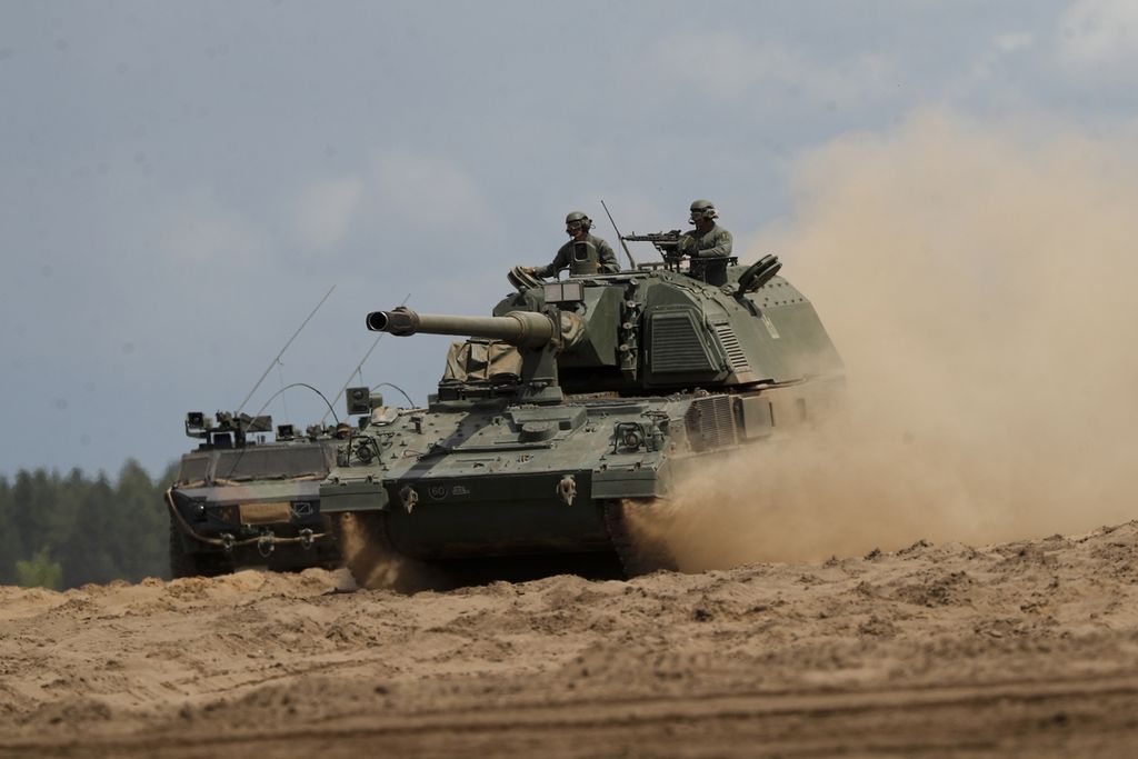 Kendaraan militer Jerman ikut dalam latihan militer Lituania-Jerman Badai Griffin 2023 di lapangan latihan di Pabrade, Vilnius, Lituania, Senin (26/6/2023). 