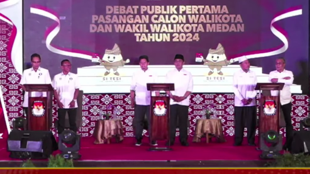 Tiga pasangan calon wali kota dan wakil wali kota Medan, yakni Rico Waas-Zakiyuddin Harahap, Ridha Dharmajaya-Abdul Rani, dan Hidayatullah-Yasyir Ridho Lubis, mengikut debat publik pertama, di Medan, Sumatera Utara, Jumat (8/11/2024).