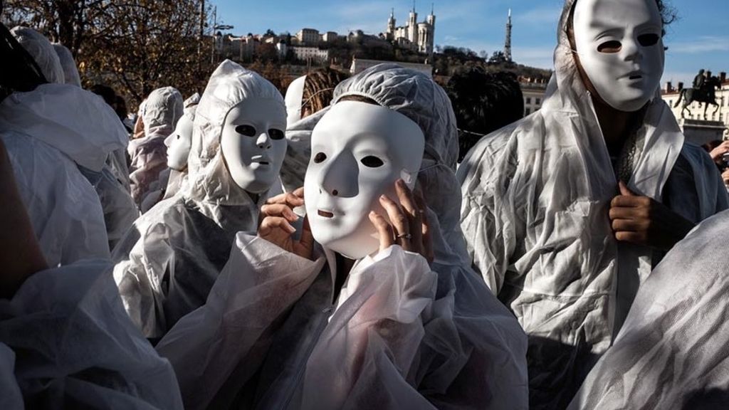 Demonstran berpakaian putih saat mereka mengikuti Hari Internasional Penghapusan Kekerasan terhadap Perempuan di Lyon, Perancis, Sabtu (24/11/2018).