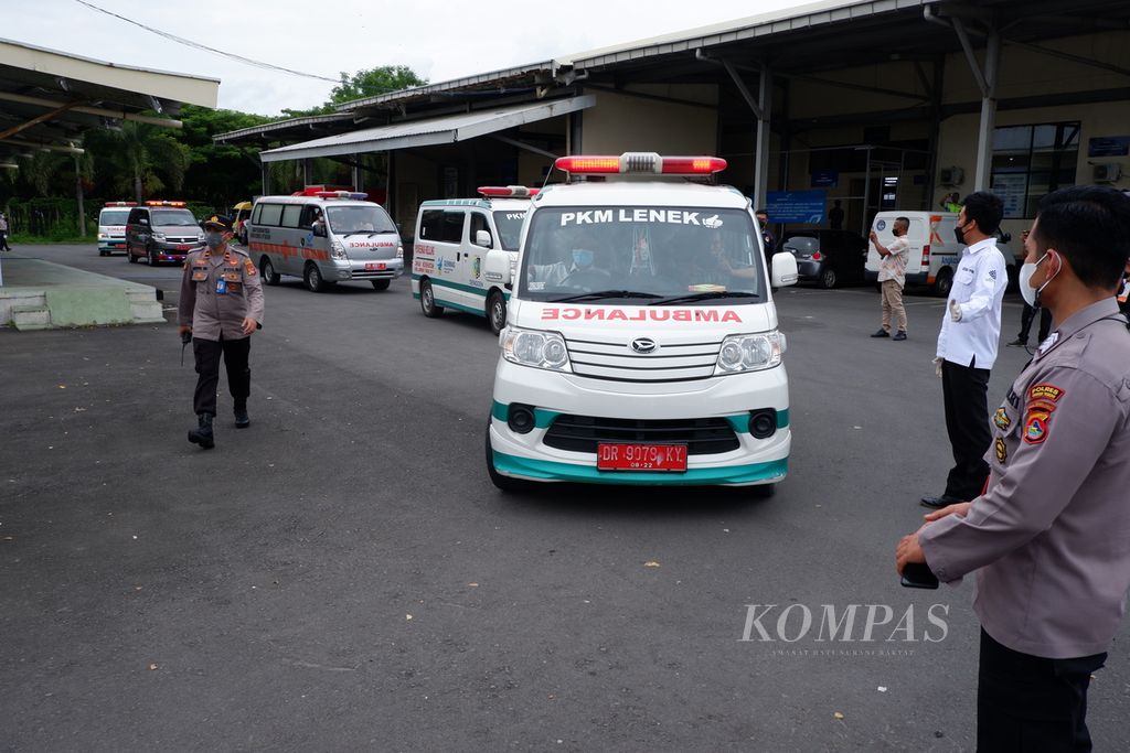 Iring-iringan tujuh mobil ambulans meninggalkan area kargo Bandara Internasional Lombok, Nusa Tenggara Barat, Rabu (5/1/2022). Ambulans tersebut membawa peti jenazah warga Lombok, NTB, yang menjadi korban dalam kecelakaan kapal pengangkut pekerja migran Indonesia ilegal.