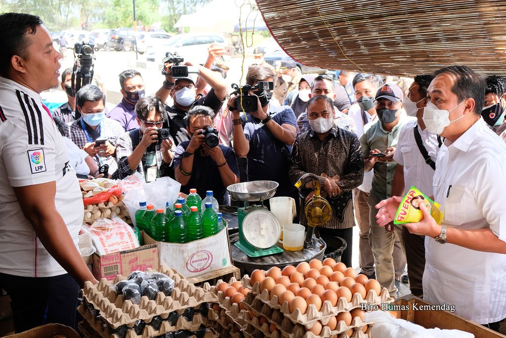 Menteri Perdagangan Muhammad Lutfi memantau ketersediaan minyak goreng di Pasar Al Mahairan, Banda Aceh, DI Aceh, Sabtu (26/2/2022).