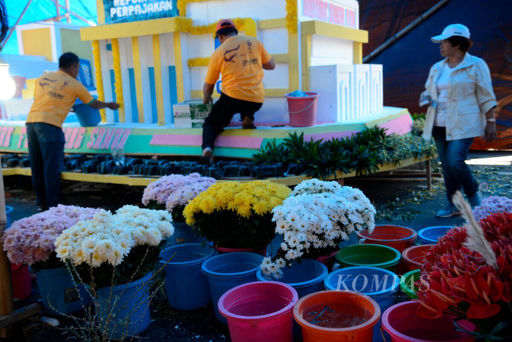Berbagai jenis bunga dengan jumlah ribuan disiapkan dalam Festival Bunga Internasional Tomohon 2019 di Kota Tomohon, Sulawesi Utara, Rabu (7/8/2019). Festival bunga yang telah memasuki tahun ke-9 ini menjadi agenda wisata tahunan. Acara tersebut juga menjadi ajang promosi pariwisata di Sulawesi Utara dengan mengenalkan ragam seni budaya.