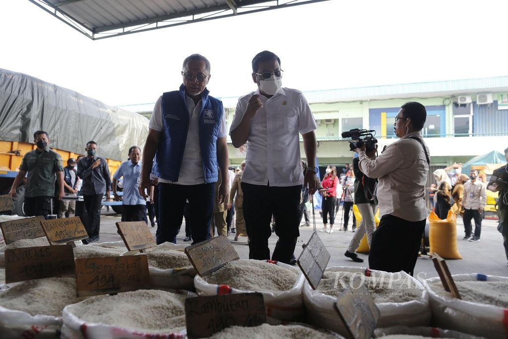 Kepala Badan Pangan Nasional Arief Prasetyo Adi (kanan) mendampingi Menteri Perdagangan Zulkifli Hasan melakukan kunjungan kerja di Pasar Induk Beras Cipinang, Jakarta, Senin (7/11/2022). Kunjungan kerja tersebut untuk memantau ketersediaan beras dan stabilitas harganya.