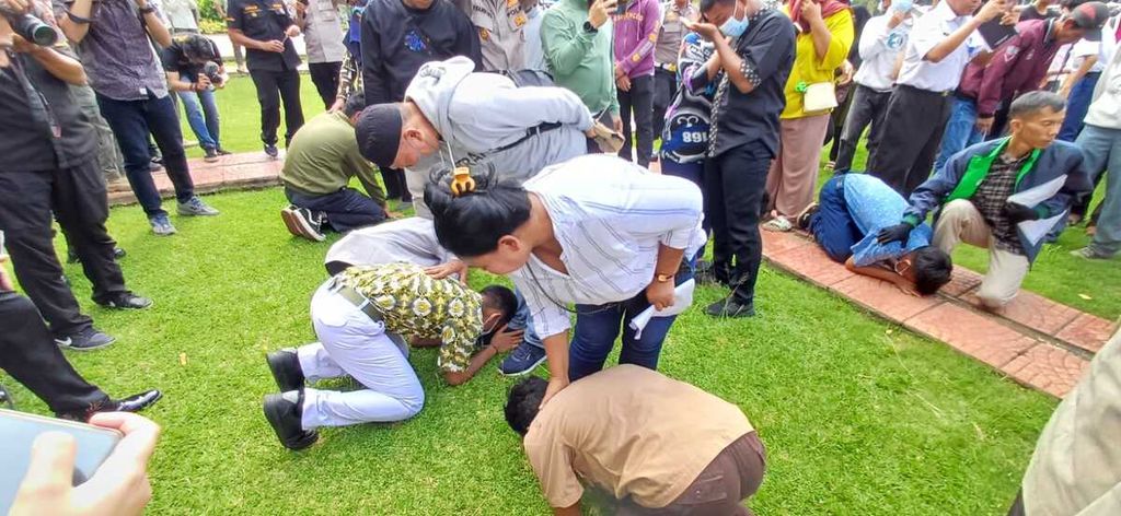 Remaja meminta maaf kepada orangtuanya karena terlibat konvoi meresahkan di Balai Kota Jakarta, Rabu (3/4/2024).