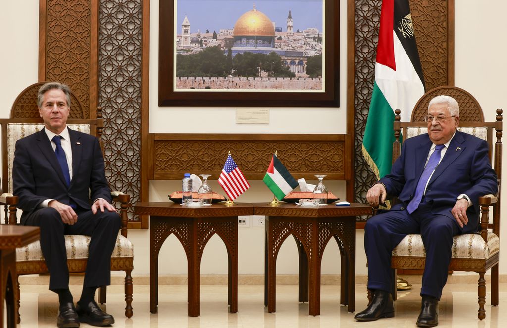 Presiden Palestina Mahmoud Abbas menerima Menteri Luar Negeri Amerika Serikat Antony Blinken (kiri) di Ramallah, Rabu (10/1/2024). Blinken mendorong Otoritas Palestina pimpinan Abbas menguasai Tepi Barat dan Gaza. Kini, Gaza dikendalikan Hamas.