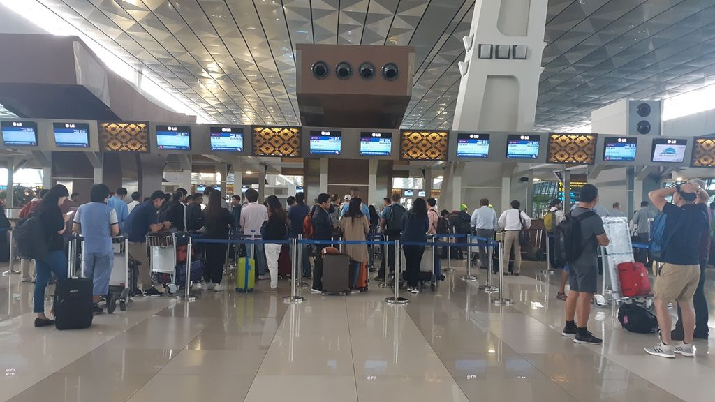 Suasana konter check-in keberangkatan internasional Terminal 3 Bandara Internasional Soekarno-Hatta, Kamis (23/8/2019) pasca gangguan sistem check-in. Gangguan telah teratasi dan aktivitas berjalan normal.