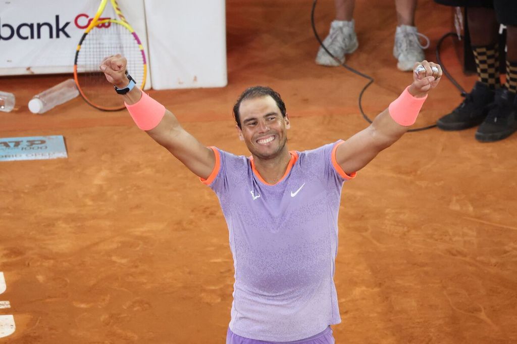 Rafael Nadal celebrates his victory over Alex de Minaur in the second round of the ATP Masters 1000 Madrid, Saturday (27/4/2024).