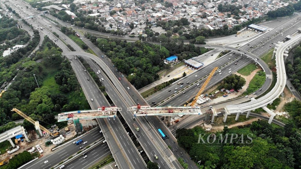 Pemasangan U Shaped Girder pada proyek kereta api ringan (LRT) Jabodebek rute Cawang-Cibubur di simpang susun Pasar Rebo, Jakarta Timur, Minggu (20/1/2019). 