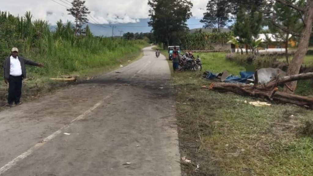 Sekelompok warga menghentikan aksi pemalangan jalan Trans-Papua Pegunungan, Rabu (12/4/2023). Pemalangan jalan sejak 11 April 2023 karena memprotes aksi penembakan warga bernama Stevanus Wilil oleh seorang anggota Polres Tolikara.
