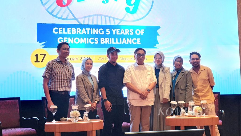Para narasumber berfoto bersama setelah diskusi bertajuk Prodia Genomics5Versary 2024: Celebrating 5 Years of Genomic Brilliance yang digelar Prodia di Hotel JW Marriot, Jakarta, Sabtu (17/2/2024).