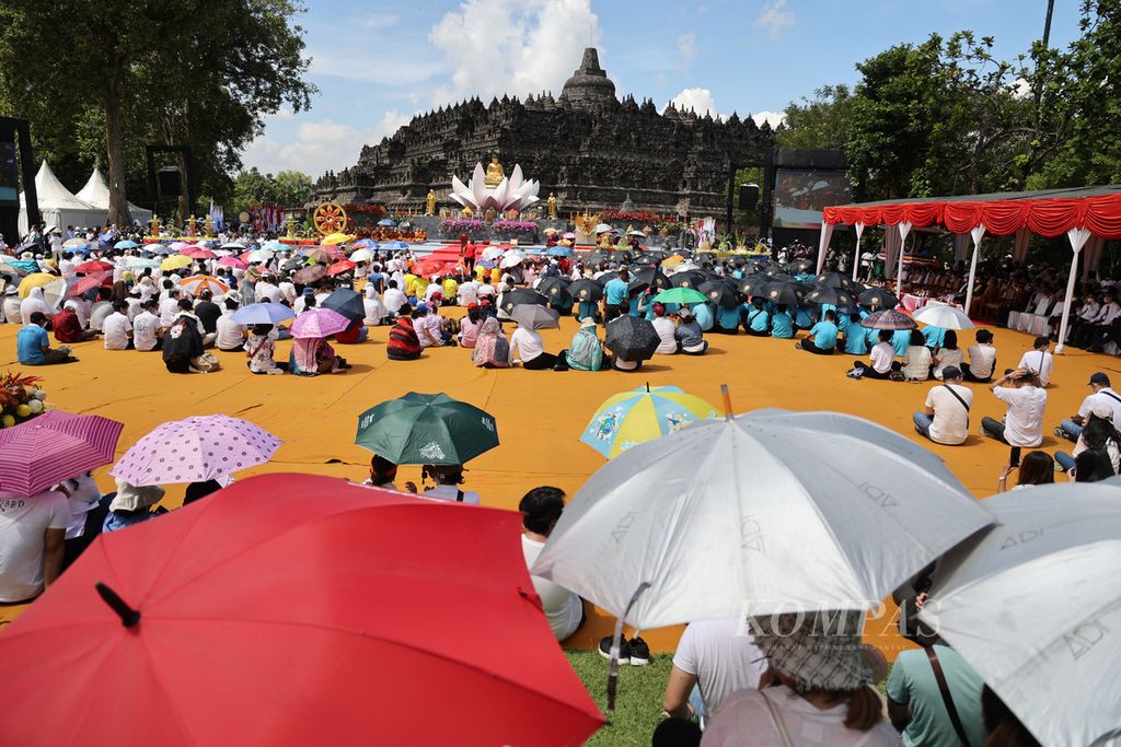 Umat Buddha mengikuti peringatan detik-detik Waisak 2566 BE di Candi Borobudur, Magelang, Jawa Tengah, Senin (16/5/2022). Perayaan Waisak kembali diselenggarakan di tempat itu dengan dihadiri umat Buddha dari berbagai daerah setelah dua tahun sebelumnya ditiadakan karena kondisi pandemi. Meski demikian, jumlah peserta yang diperbolehkan memasuki Zona I Candi Borobudur saat detik-detik Waisak masih dibatasi.