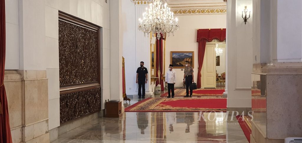 Wakil Presiden Ma’ruf Amin (berbaju putih) berdiri di depan pintu Istana Negara, Jakarta, menanti Presiden Joko Widodo. Keduanya akan memimpin Sidang Kabinet Paripurna, Kamis (2/3/2023).