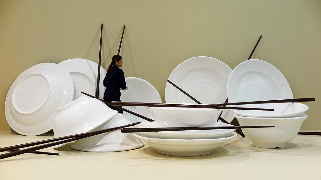 Seni instalasi yang disusun dari mangkok, piring, dan sumpit berukuran besar. Instalasi ini karya Chou Yu-Cheng (Taiwan), dipamerkan dalam Art Basel Hong Kong. 