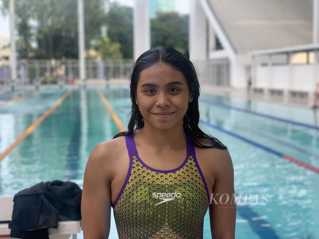 Perenang putri Indonesia, Azzahra Permatahani, tampil pada nomor 400 meter gaya ganti dalam Kejuaraan Akuatik Indonesia Open (IOAC) 2022 di Stadion Akuatik Gelora Bung Karno, Jakarta, Selasa (13/12/2022).