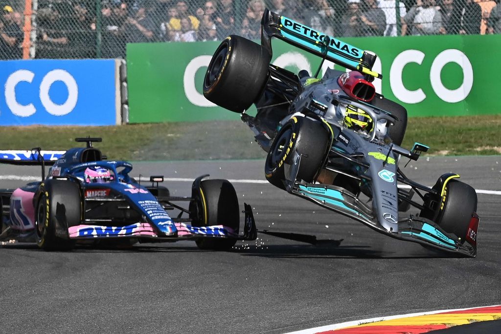 Mobil pebalap tim Mercedes Lewis Hamilton (kanan) bertabrakan dengan mobil pebalap tim Alpine Fernando Alonso pada F1 seri Belgia di Sirkuit Spa-Francorchamps, Spa, Belgia, Minggu (28/8/2022). Hamilton gagal finis karena tabrakan itu. 